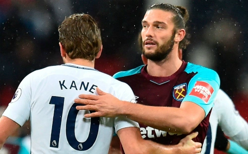 Carroll (phải) có khả năng không chiến và làm tường tốt. 