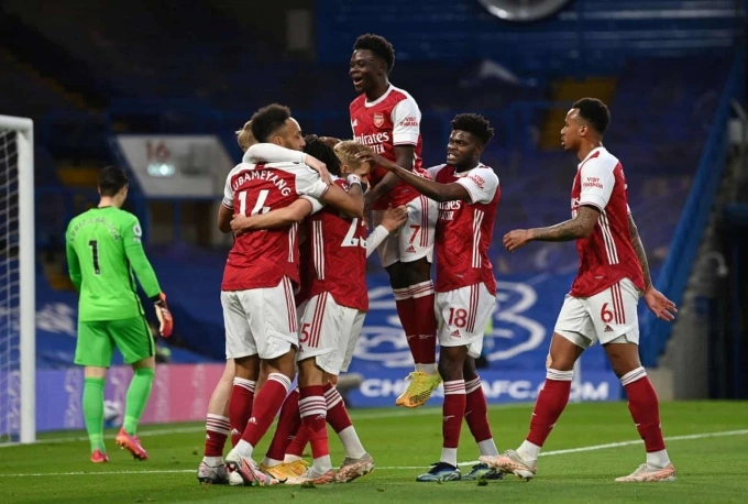 Cầu thủ Arsenal chia vui với Smith Rowe